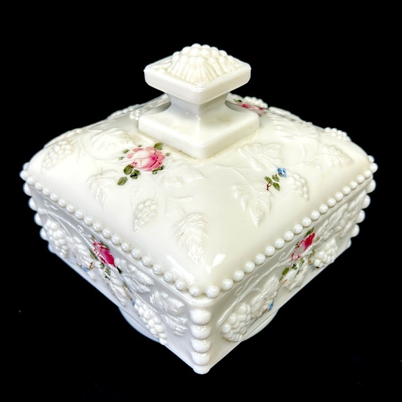 Vintage Westmoreland grape milk glass hand painted pedestal covered cake box - Picture 2 of 12